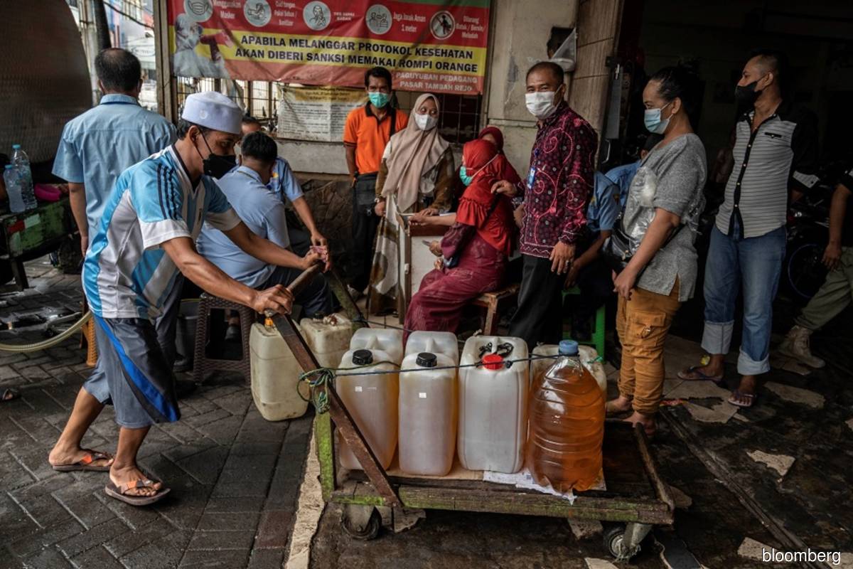 386630465-Indon-palm-oil-ban-cooking-oil-grocery-story-px-Mon25042022_20220701001857_bloomberg