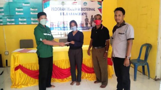 Pasangkayu-CSR-Bidang-Pendidikan-PT-Pasangkayu-Berikan-Beasiswa-Bagi-Masyarakat-di-Ring-Satu-Perusahaan-653×366