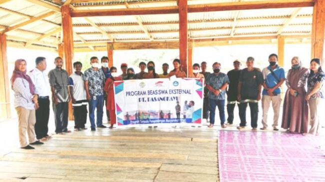 Pasangkayu-Peduli-Pendidikan-PT-Pasangkayu-Kembali-Salurkan-Bea-Siswa-Bagi-Anak-Salurayya-653×366