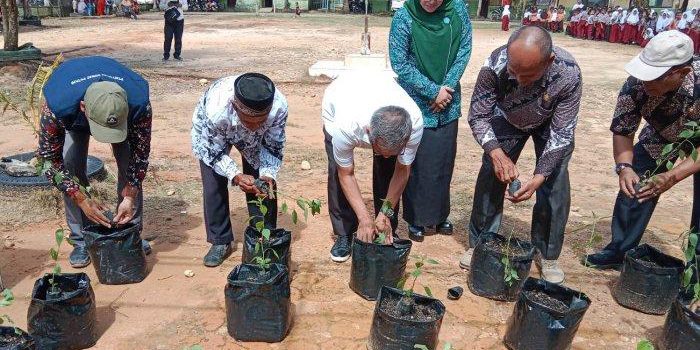 Pj-Bupati-Aceh-Singkil-Azmi-menanam-sayuran-di-SD-Telaga-Bhakti-yang-merupakan-binaan-PT-PLB