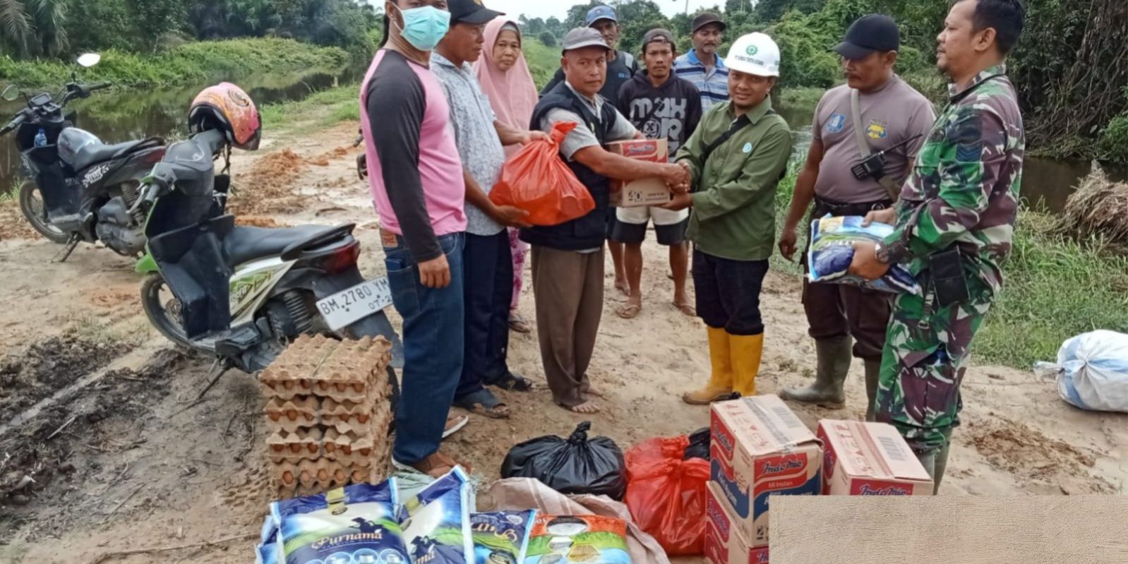 pt-ktu-astra-agro-sinergi-dengan-pemerintah-bantu-korban-banjir-dan-perbaiki-jalan